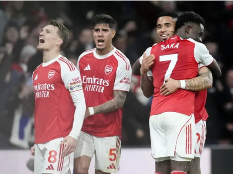 Xem Ngoại Hạng Anh trên FPT PLay: Liverpool gieo sầu Tottenham, Arsenal vượt ải Everton