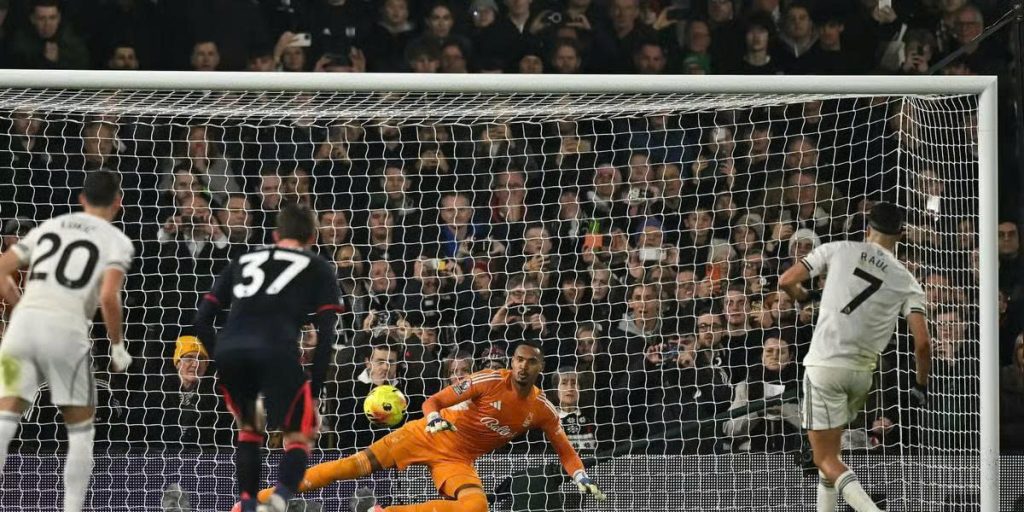 Fulham 1–0 Nottingham Forest: Quả phạt đền khép lại trận đấu muộn nhất vòng 17 Ngoại hạng Anh