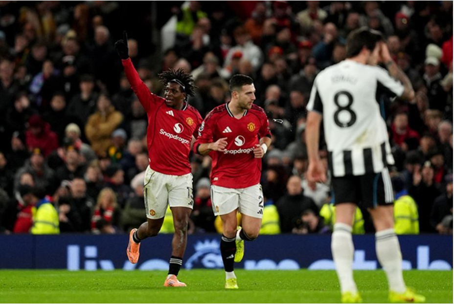 Xem MU trên FPT Play: MU vượt Liverpool, áp sát top 4 Ngoại hạng Anh