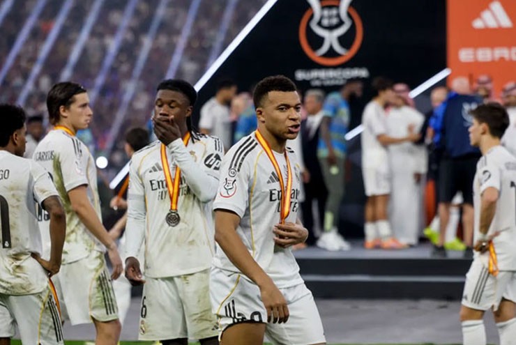 Tin mới nhất bóng đá chiều 13/1: Vinicius không tạm biệt Xabi Alonso