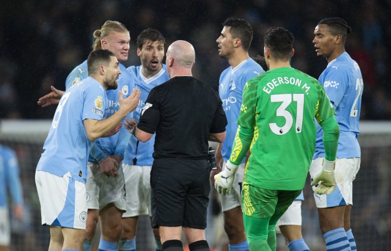 Tiền vệ Man City ám chỉ trọng tài thiên vị Man Utd