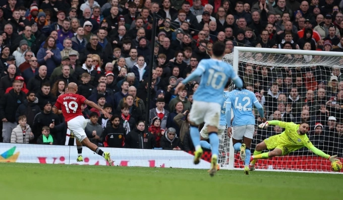 Carrick cao tay thế nào ở derby Manchester?