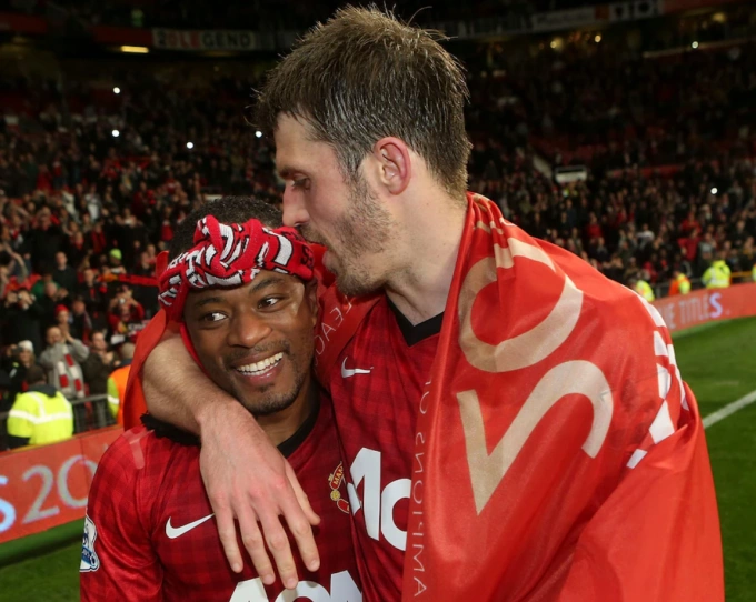 Evra chỉ trích ba huyền thoại Man Utd cố hủy hoại sự nghiệp Carrick