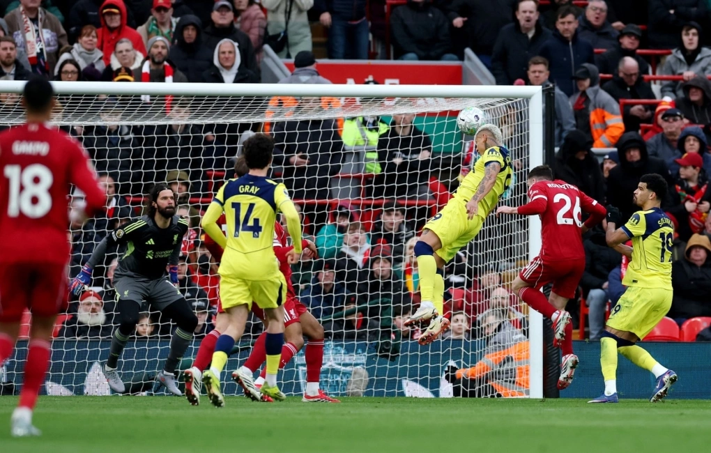Carragher: 'Tottenham cứ như ông lớn vì Liverpool quá dở'