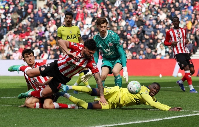 Tottenham lún sâu ở nhóm xuống hạng