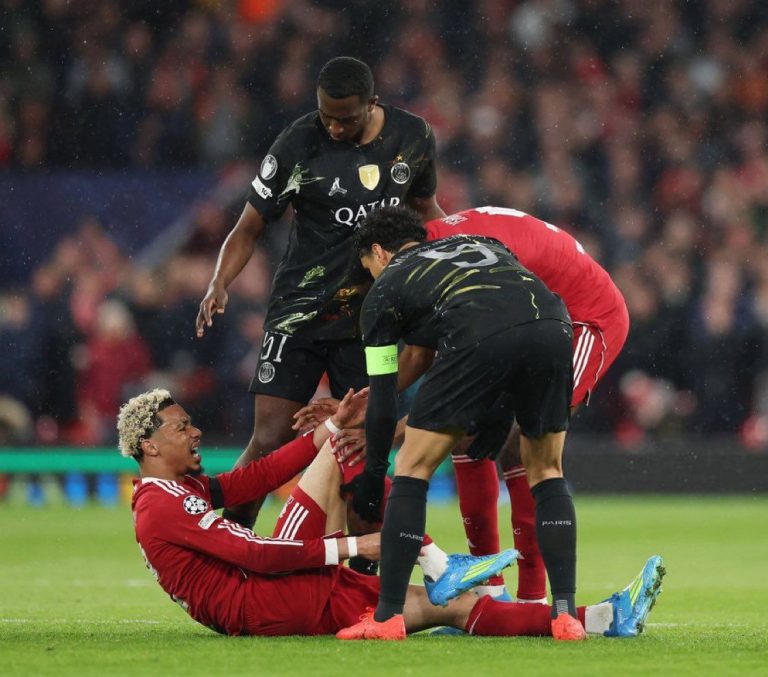 Liverpool thua đơn thiệt kép: Ekitike dính chấn thương cực nặng, bỏ lỡ World Cup?
